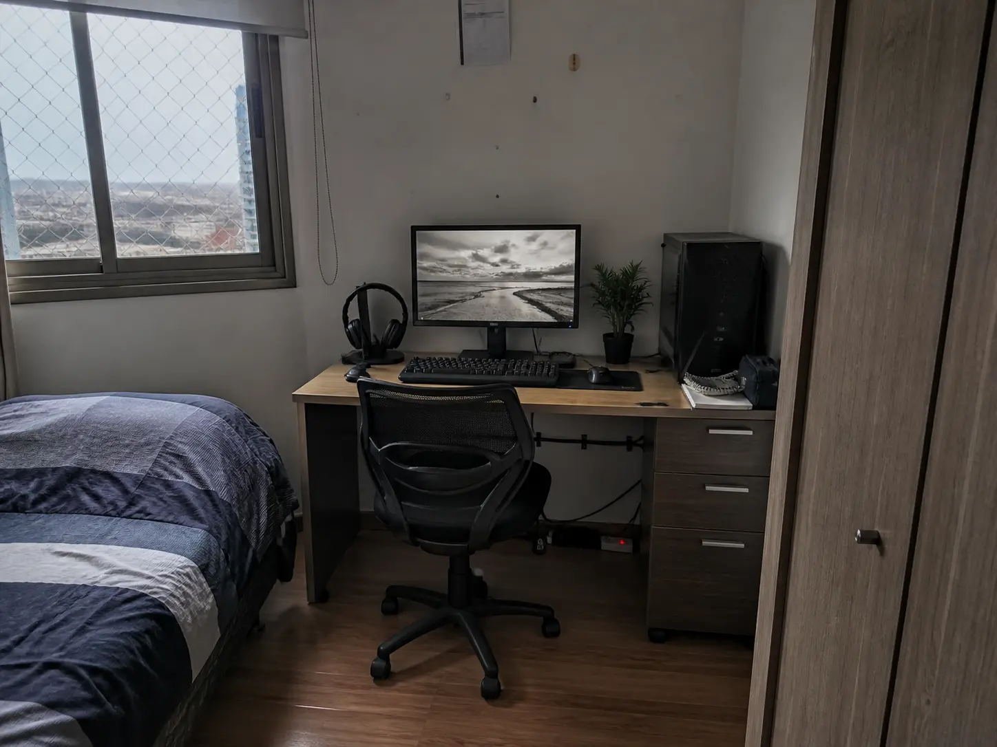 Setup gamer compacto en un dormitorio